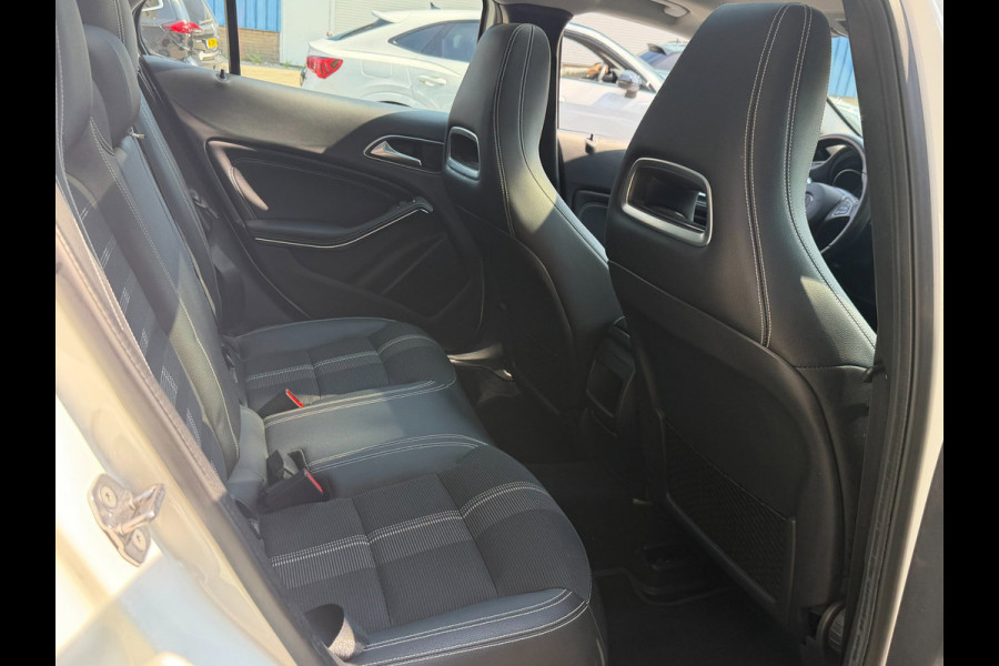 Mercedes-Benz GLA 180 URBAN Sport - AUTOMAAT I Panorama dak I Navigatie I Airco I Sport pakket I PDC I Dealer onderhouden