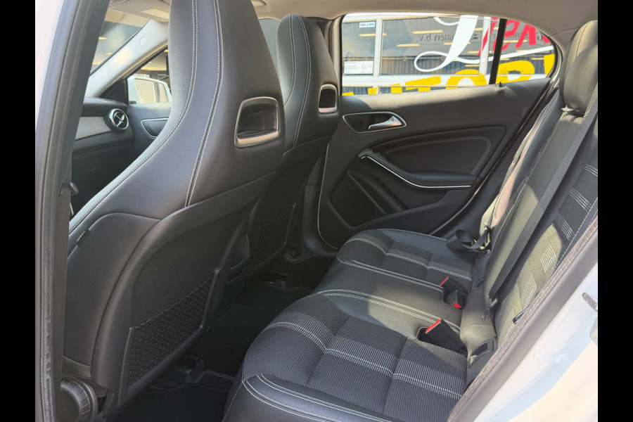 Mercedes-Benz GLA 180 URBAN Sport - AUTOMAAT I Panorama dak I Navigatie I Airco I Sport pakket I PDC I Dealer onderhouden