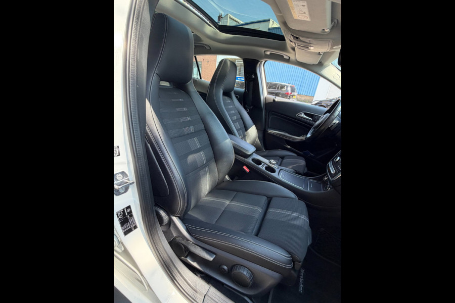 Mercedes-Benz GLA 180 URBAN Sport - AUTOMAAT I Panorama dak I Navigatie I Airco I Sport pakket I PDC I Dealer onderhouden