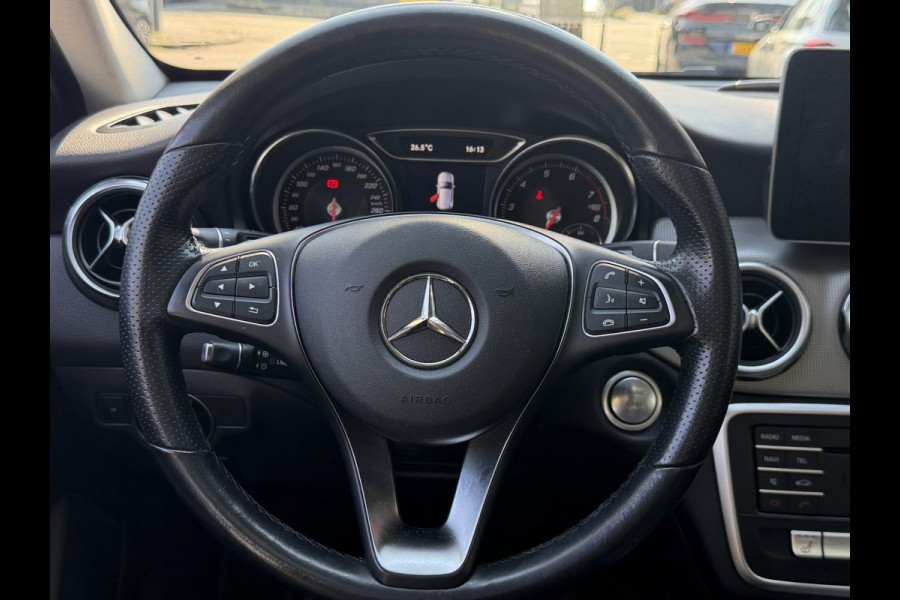 Mercedes-Benz GLA 180 URBAN Sport - AUTOMAAT I Panorama dak I Navigatie I Airco I Sport pakket I PDC I Dealer onderhouden