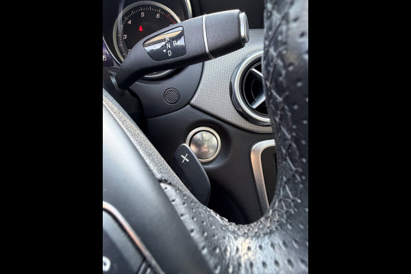 Mercedes-Benz GLA 180 URBAN Sport - AUTOMAAT I Panorama dak I Navigatie I Airco I Sport pakket I PDC I Dealer onderhouden