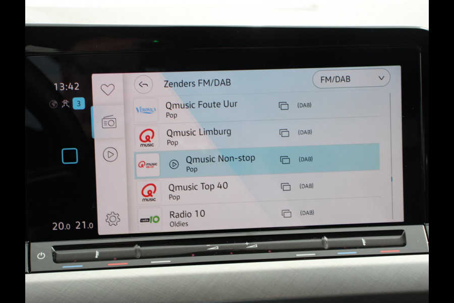 Volkswagen Golf 1.0 TSI Life Lounge 110pk Navigatie Apple Carplay/Android auto Climate Control Parkeersensoren 17"Lichtmetalen velgen Extra Getint Glas Cruise Control Stoel- en stuurverwarming Ledverlichting