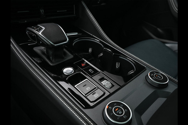 Volkswagen Touareg 3.0 TSi eHybrid 4MOTION Elegance | Panoramadak | Luchtvering | Stoelventilatie + Massage | HUD | 360 Camera | Ambiance Interieur | Trekhaak | Adaptive Cruise | IQ Light |