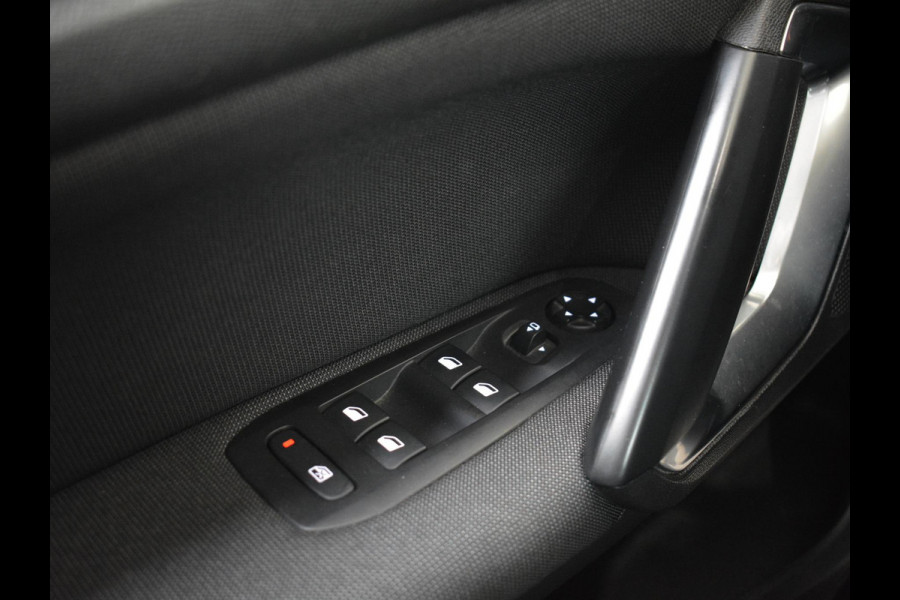 Peugeot 308 1.2 PureTech Allure | 130pk | Panoramadak | Trekhaak | Climate Control | Parkeersensoren |