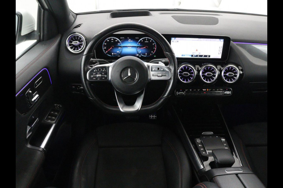 Mercedes-Benz GLA 200 AMG Line | Panoramadak | Trekhaak | Head up | Panoramadak | Trekhaak | Head up | Memory | Camera | Park assist | Sfeerverlichting | Full LED | Half Leder | Stoelverwarming | Cruise control | Carplay