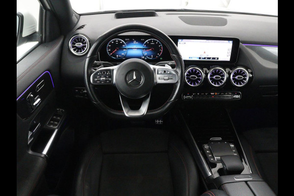Mercedes-Benz GLA 200 AMG Line | Panoramadak | Trekhaak | Head up | Panoramadak | Trekhaak | Head up | Memory | Camera | Park assist | Sfeerverlichting | Full LED | Half Leder | Stoelverwarming | Cruise control | Carplay