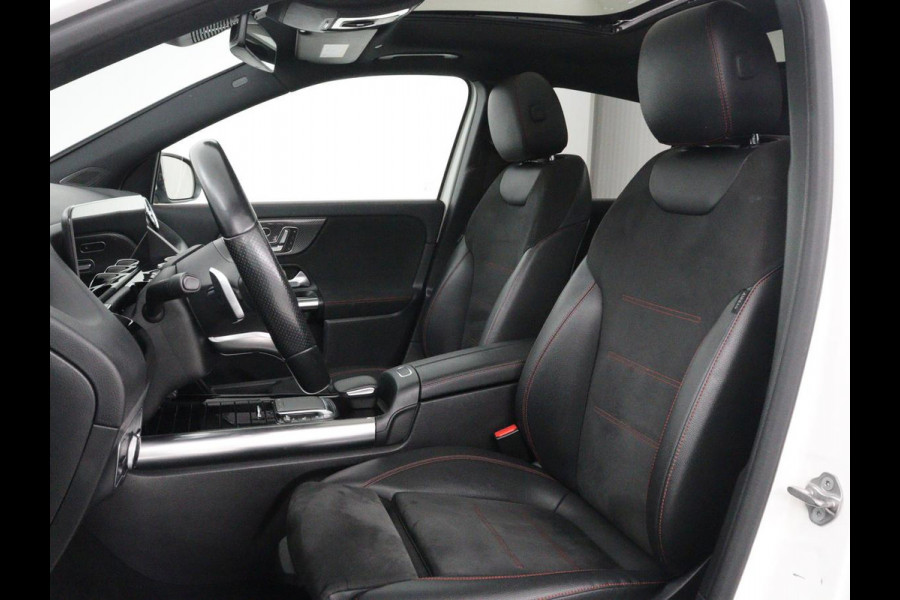 Mercedes-Benz GLA 200 AMG Line | Panoramadak | Trekhaak | Head up | Panoramadak | Trekhaak | Head up | Memory | Camera | Park assist | Sfeerverlichting | Full LED | Half Leder | Stoelverwarming | Cruise control | Carplay