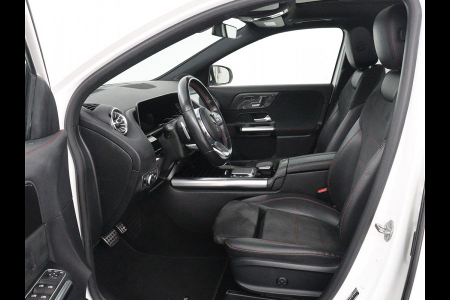 Mercedes-Benz GLA 200 AMG Line | Panoramadak | Trekhaak | Head up | Panoramadak | Trekhaak | Head up | Memory | Camera | Park assist | Sfeerverlichting | Full LED | Half Leder | Stoelverwarming | Cruise control | Carplay