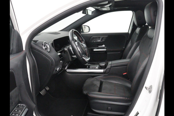 Mercedes-Benz GLA 200 AMG Line | Panoramadak | Trekhaak | Head up | Panoramadak | Trekhaak | Head up | Memory | Camera | Park assist | Sfeerverlichting | Full LED | Half Leder | Stoelverwarming | Cruise control | Carplay