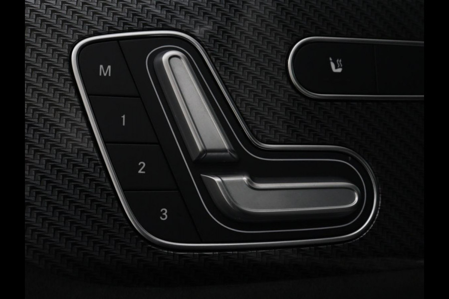 Mercedes-Benz GLA 200 AMG Line | Panoramadak | Trekhaak | Head up | Panoramadak | Trekhaak | Head up | Memory | Camera | Park assist | Sfeerverlichting | Full LED | Half Leder | Stoelverwarming | Cruise control | Carplay