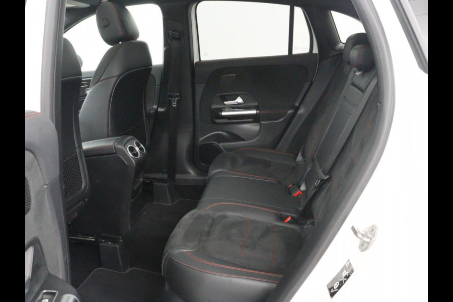 Mercedes-Benz GLA 200 AMG Line | Panoramadak | Trekhaak | Head up | Panoramadak | Trekhaak | Head up | Memory | Camera | Park assist | Sfeerverlichting | Full LED | Half Leder | Stoelverwarming | Cruise control | Carplay
