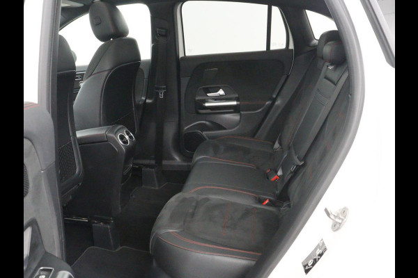 Mercedes-Benz GLA 200 AMG Line | Panoramadak | Trekhaak | Head up | Panoramadak | Trekhaak | Head up | Memory | Camera | Park assist | Sfeerverlichting | Full LED | Half Leder | Stoelverwarming | Cruise control | Carplay