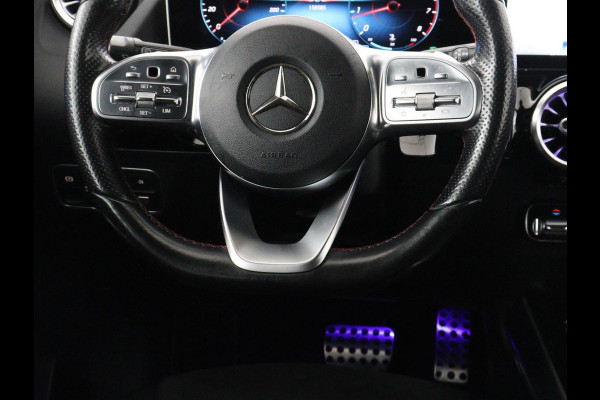 Mercedes-Benz GLA 200 AMG Line | Panoramadak | Trekhaak | Head up | Panoramadak | Trekhaak | Head up | Memory | Camera | Park assist | Sfeerverlichting | Full LED | Half Leder | Stoelverwarming | Cruise control | Carplay