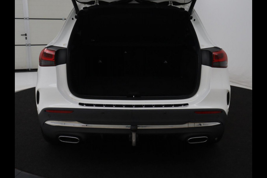Mercedes-Benz GLA 200 AMG Line | Panoramadak | Trekhaak | Head up | Panoramadak | Trekhaak | Head up | Memory | Camera | Park assist | Sfeerverlichting | Full LED | Half Leder | Stoelverwarming | Cruise control | Carplay