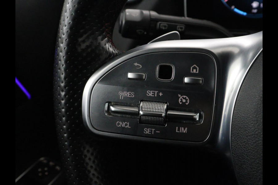 Mercedes-Benz GLA 200 AMG Line | Panoramadak | Trekhaak | Head up | Panoramadak | Trekhaak | Head up | Memory | Camera | Park assist | Sfeerverlichting | Full LED | Half Leder | Stoelverwarming | Cruise control | Carplay