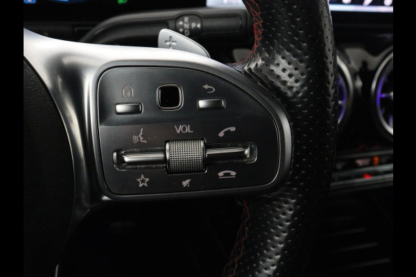 Mercedes-Benz GLA 200 AMG Line | Panoramadak | Trekhaak | Head up | Panoramadak | Trekhaak | Head up | Memory | Camera | Park assist | Sfeerverlichting | Full LED | Half Leder | Stoelverwarming | Cruise control | Carplay