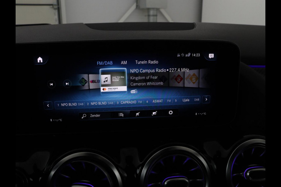 Mercedes-Benz GLA 200 AMG Line | Panoramadak | Trekhaak | Head up | Panoramadak | Trekhaak | Head up | Memory | Camera | Park assist | Sfeerverlichting | Full LED | Half Leder | Stoelverwarming | Cruise control | Carplay