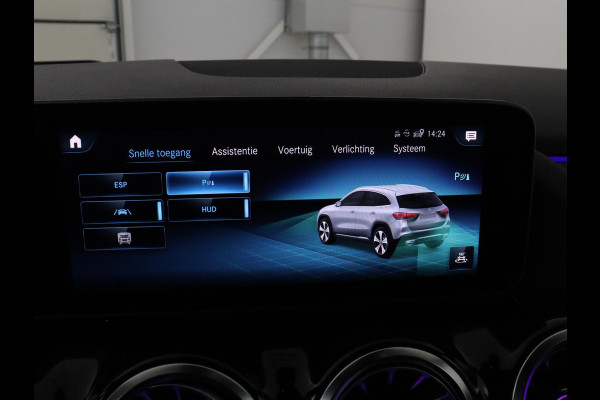 Mercedes-Benz GLA 200 AMG Line | Panoramadak | Trekhaak | Head up | Panoramadak | Trekhaak | Head up | Memory | Camera | Park assist | Sfeerverlichting | Full LED | Half Leder | Stoelverwarming | Cruise control | Carplay