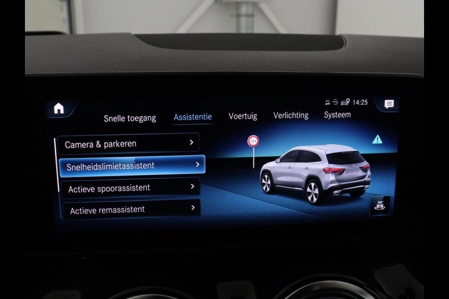 Mercedes-Benz GLA 200 AMG Line | Panoramadak | Trekhaak | Head up | Panoramadak | Trekhaak | Head up | Memory | Camera | Park assist | Sfeerverlichting | Full LED | Half Leder | Stoelverwarming | Cruise control | Carplay