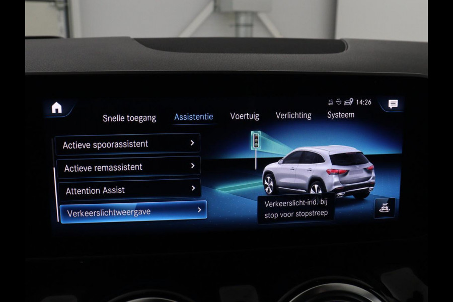 Mercedes-Benz GLA 200 AMG Line | Panoramadak | Trekhaak | Head up | Panoramadak | Trekhaak | Head up | Memory | Camera | Park assist | Sfeerverlichting | Full LED | Half Leder | Stoelverwarming | Cruise control | Carplay