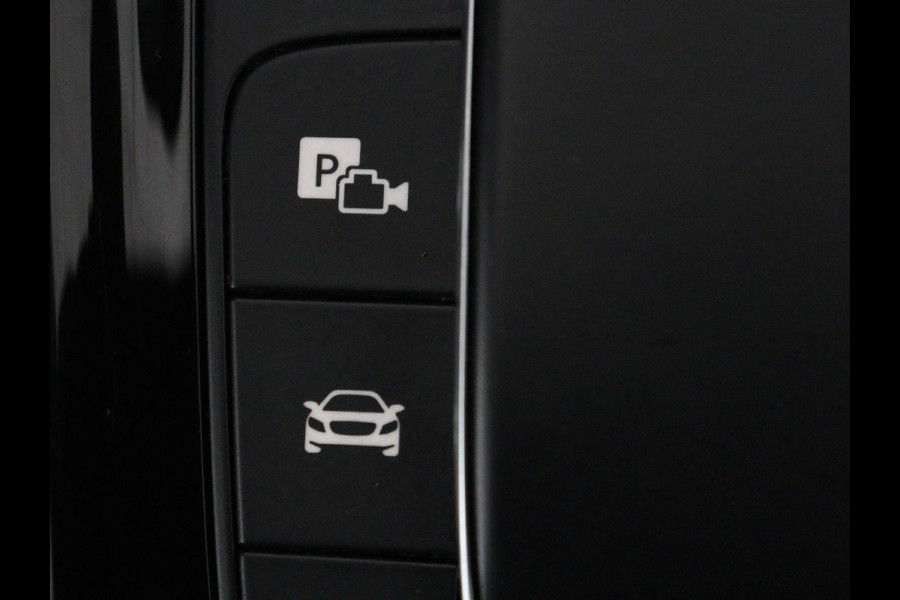 Mercedes-Benz GLA 200 AMG Line | Panoramadak | Trekhaak | Head up | Panoramadak | Trekhaak | Head up | Memory | Camera | Park assist | Sfeerverlichting | Full LED | Half Leder | Stoelverwarming | Cruise control | Carplay