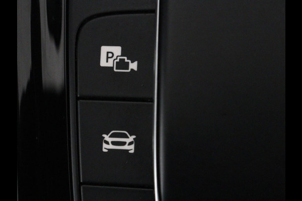 Mercedes-Benz GLA 200 AMG Line | Panoramadak | Trekhaak | Head up | Panoramadak | Trekhaak | Head up | Memory | Camera | Park assist | Sfeerverlichting | Full LED | Half Leder | Stoelverwarming | Cruise control | Carplay