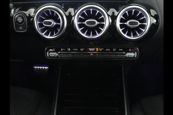 Mercedes-Benz GLA 200 AMG Line | Panoramadak | Trekhaak | Head up | Panoramadak | Trekhaak | Head up | Memory | Camera | Park assist | Sfeerverlichting | Full LED | Half Leder | Stoelverwarming | Cruise control | Carplay