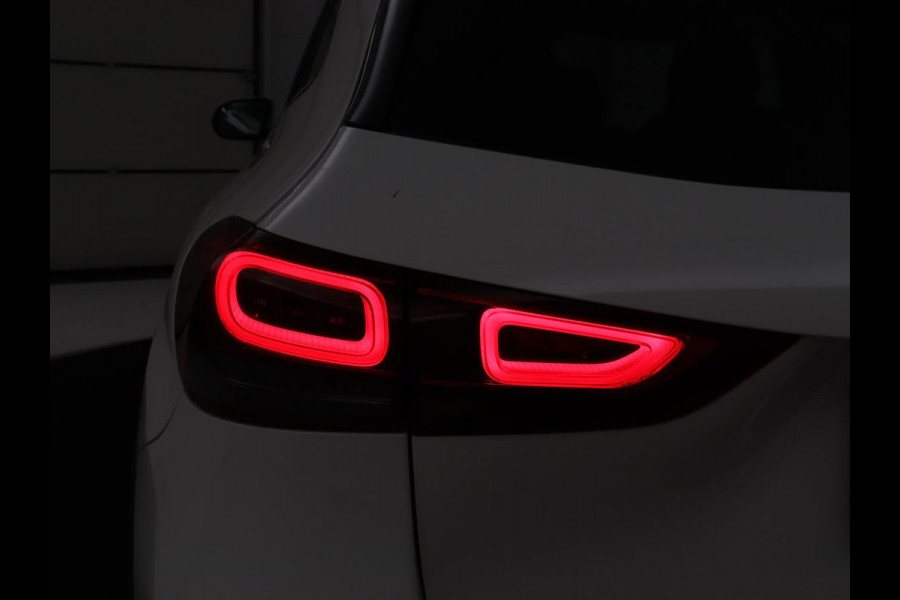 Mercedes-Benz GLA 200 AMG Line | Panoramadak | Trekhaak | Head up | Panoramadak | Trekhaak | Head up | Memory | Camera | Park assist | Sfeerverlichting | Full LED | Half Leder | Stoelverwarming | Cruise control | Carplay