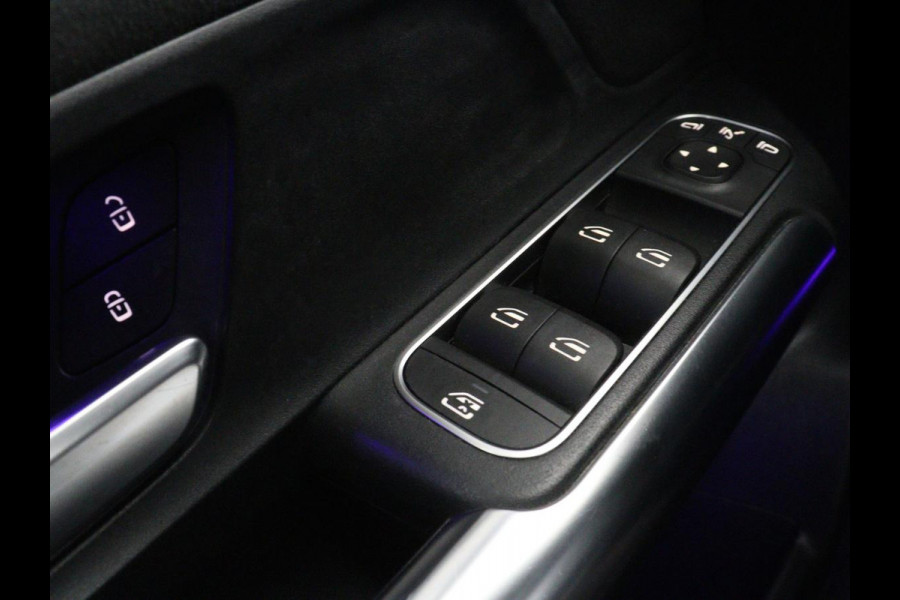 Mercedes-Benz GLA 200 AMG Line | Panoramadak | Trekhaak | Head up | Panoramadak | Trekhaak | Head up | Memory | Camera | Park assist | Sfeerverlichting | Full LED | Half Leder | Stoelverwarming | Cruise control | Carplay