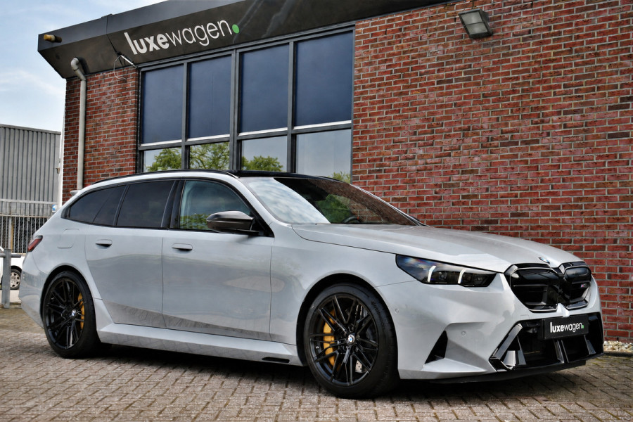 BMW M5 Touring Kreidegrau Ind. | Ultimate Pack | Keramisch | Pano | Trekh | B&W | DA+