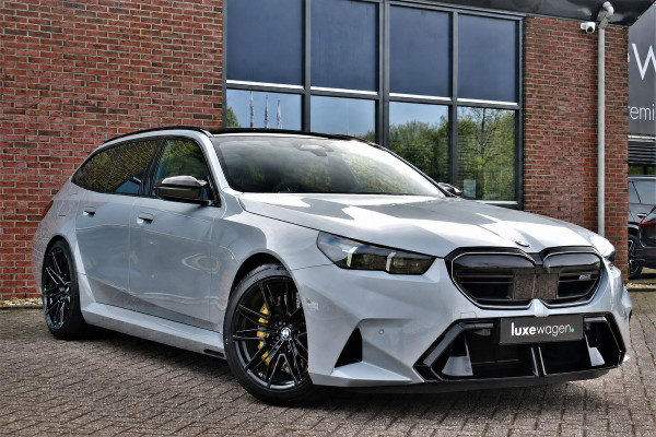 BMW M5 Touring Kreidegrau Ind. | Ultimate Pack | Keramisch | Pano | Trekh | B&W | DA+