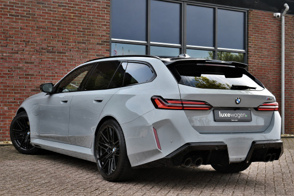 BMW M5 Touring Kreidegrau Ind. | Ultimate Pack | Keramisch | Pano | Trekh | B&W | DA+