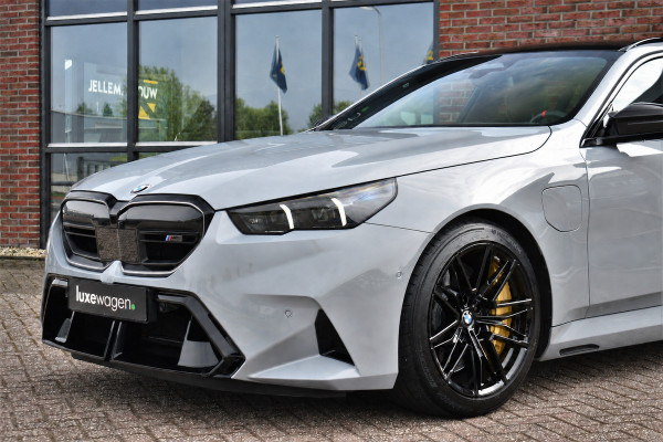 BMW M5 Touring Kreidegrau Ind. | Ultimate Pack | Keramisch | Pano | Trekh | B&W | DA+