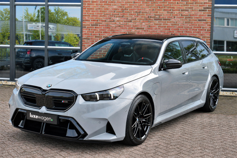 BMW M5 Touring Kreidegrau Ind. | Ultimate Pack | Keramisch | Pano | Trekh | B&W | DA+