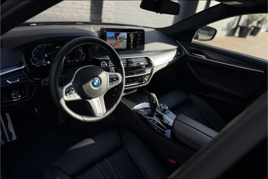 BMW 5 Serie Touring 530e xDrive M-Sport | Panodak | Trekhaak | Comfort Leder | Comfort Access | Memory