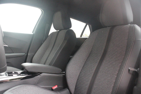 Peugeot 2008 1.2 100PK ALLURE | ACHTERUITRIJ CAMERA | NAVIGATIE | DRAADLOZE APPLE CARPLAY/ANDROID AUTO | PARKEERSENSOREN VOOR + ACHTER | CRUISE CONTROL | DAB+ RADIO | CLIMATE CONTROL | 17" LICHTMETALEN VELGEN | UNIEKE KM STAND! |