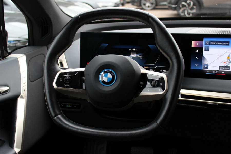 BMW iX xDrive40 High Exe. M Sport 77 kWh / SoH 97,1% / 360Camera / Head-up / Keyless / Softclose / 20'' / ACC / Laser LED / Navigatie / Stoelverwarming+Stuurverwarming / Stoelventilaite
