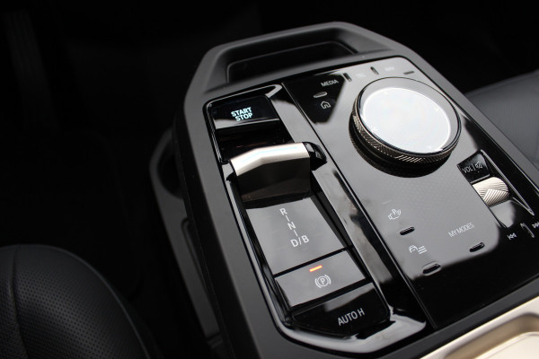 BMW iX xDrive40 High Exe. M Sport 77 kWh / SoH 97,1% / 360Camera / Head-up / Keyless / Softclose / 20'' / ACC / Laser LED / Navigatie / Stoelverwarming+Stuurverwarming / Stoelventilaite