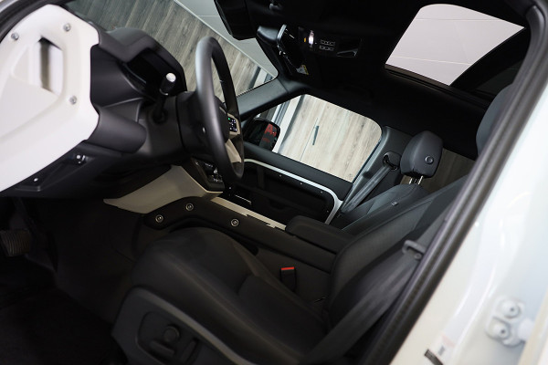 Land Rover Defender 110 2.0 P300e 110 X-Sport SE / Head Up / Koelbox / Memory / Meridian / 360 Camera / Open Pano / 23 Inch