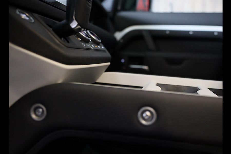 Land Rover Defender 110 2.0 P300e 110 X-Sport SE / Head Up / Koelbox / Memory / Meridian / 360 Camera / Open Pano / 23 Inch