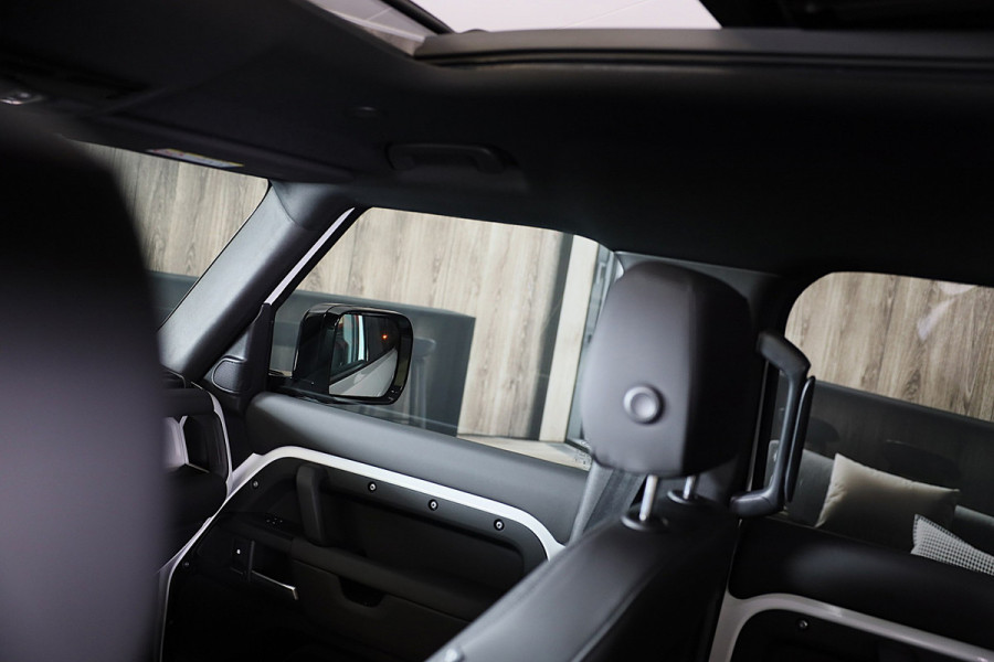 Land Rover Defender 110 2.0 P300e 110 X-Sport SE / Head Up / Koelbox / Memory / Meridian / 360 Camera / Open Pano / 23 Inch