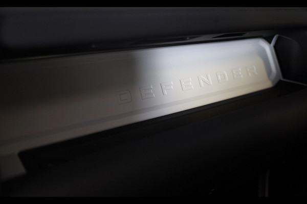 Land Rover Defender 110 2.0 P300e 110 X-Sport SE / Head Up / Koelbox / Memory / Meridian / 360 Camera / Open Pano / 23 Inch