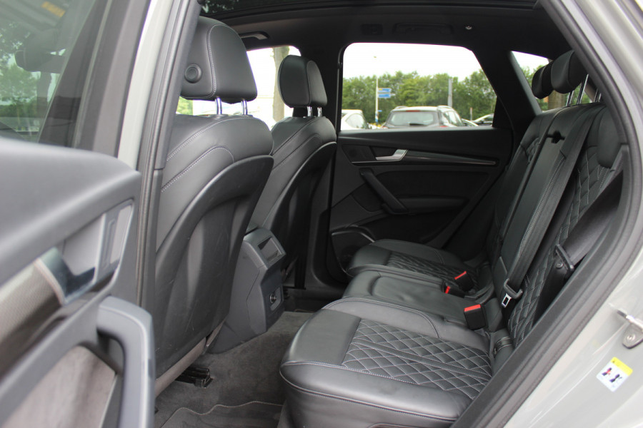 Audi Q5 2.0 TFSI quattro Sport S Line Black Edition / Panoramadak / Camera / RS Seats / Keyless / 21'' / Blackpack / Navigatie / Carbon intr. / Virtual Cockpit / Stoelverwarming / Cruise Control