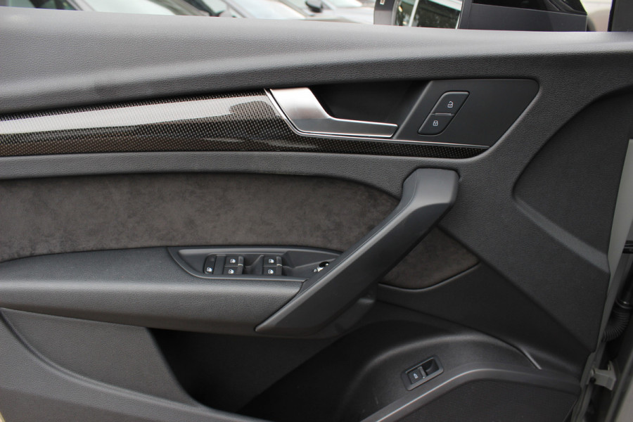 Audi Q5 2.0 TFSI quattro Sport S Line Black Edition / Panoramadak / Camera / RS Seats / Keyless / 21'' / Blackpack / Navigatie / Carbon intr. / Virtual Cockpit / Stoelverwarming / Cruise Control