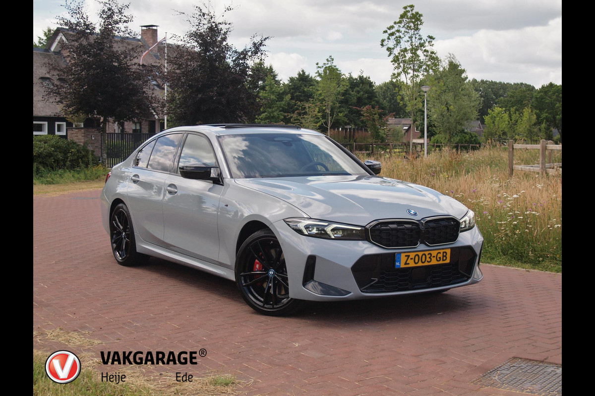 BMW 3-serie 330e | Iconic Glow Nieren | M-Pakket | Panoramadak | Trekhaak | 360 Camera | Sfeerverlichting | Harman Kardon |