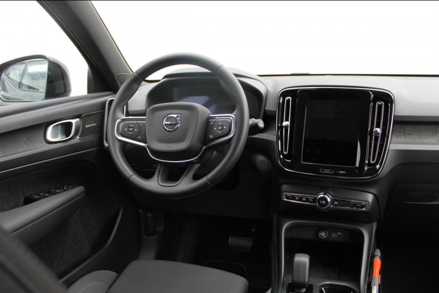 Volvo EX40 Single Motor Extended Range Plus 82 kWh Adaptieve cruise control / Semi elektrisch wegklapbare trekhaak / Google infotainment / 19" lichtmetalen velgen