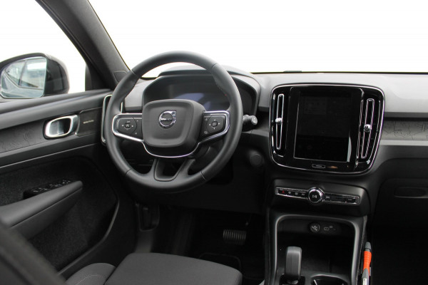 Volvo EX40 Single Motor Extended Range Plus 82 kWh Adaptieve cruise control / Semi elektrisch wegklapbare trekhaak / Google infotainment / 19" lichtmetalen velgen