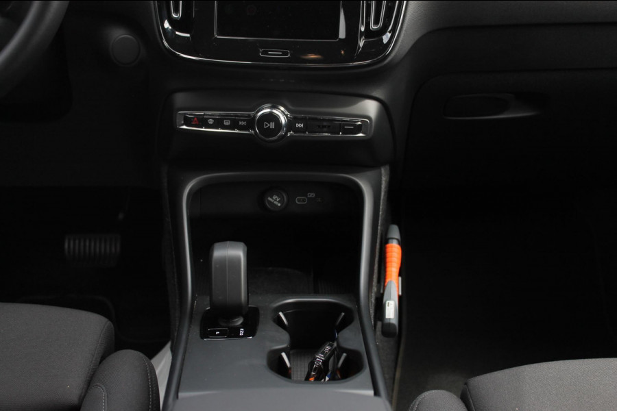 Volvo EX40 Single Motor Extended Range Plus 82 kWh Adaptieve cruise control / Semi elektrisch wegklapbare trekhaak / Google infotainment / 19" lichtmetalen velgen