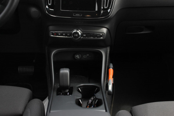 Volvo EX40 Single Motor Extended Range Plus 82 kWh Adaptieve cruise control / Semi elektrisch wegklapbare trekhaak / Google infotainment / 19" lichtmetalen velgen