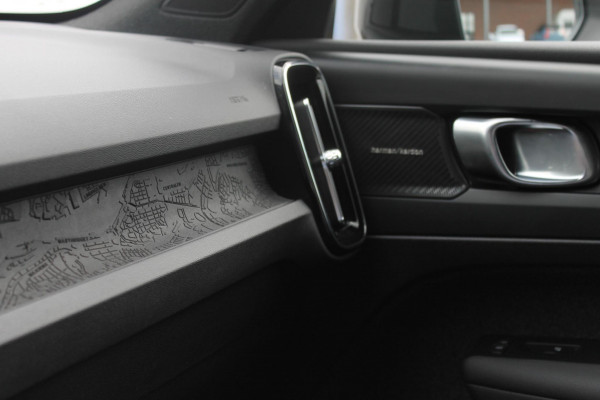 Volvo EX40 Single Motor Extended Range Plus 82 kWh Adaptieve cruise control / Semi elektrisch wegklapbare trekhaak / Google infotainment / 19" lichtmetalen velgen